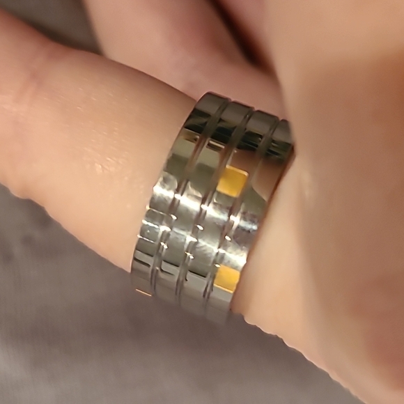 Stainless steel ribbed ring with goldtone highlights - Picture 2 of 8